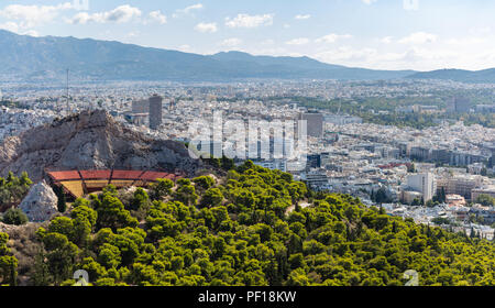 Athen, Griechenland. Lycabettus Hügel und Open Air Theater, Athen Stadt allgemeine Ansicht von oben Stockfoto