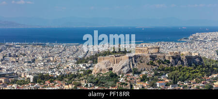Athen, Griechenland. Athen die Akropolis und die Stadt Luftaufnahme von Lycabettus Hügel Stockfoto