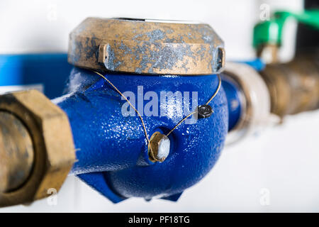 Wasser m auf Wasser Rohr eingebaut und abgedichtet Stockfoto