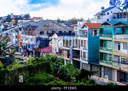 Farbenfrohe Gebäude in Dalat Vietnam mit gebaut. Stockfoto