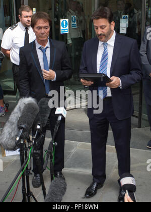 Sir Cliff Richard, ehemaliger Sänger, Blätter der Hohe Gerichtshof ein Urteil für Schäden, die aus der BBC nach einer Polizeirazzia in seinem Haus. Mit: Sir Cliff Richard Wo: London, England, Großbritannien Wann: 18 Aug 2018 Quelle: Wheatley/WANN Stockfoto