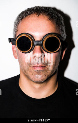 Mann in Steampunk glasseses auf weißem Hintergrund Stockfoto