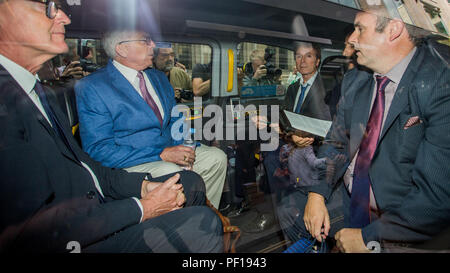 Sir Cliff Richard, ehemaliger Sänger, Blätter der Hohe Gerichtshof ein Urteil für Schäden, die aus der BBC nach einer Polizeirazzia in seinem Haus. Mit: Sir Cliff Richard Wo: London, England, Großbritannien Wann: 18 Aug 2018 Quelle: Wheatley/WANN Stockfoto