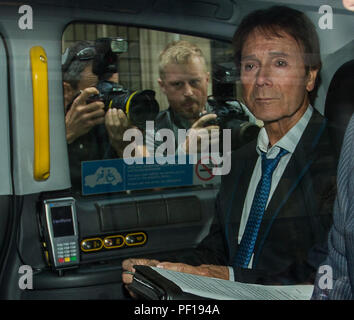 Sir Cliff Richard, ehemaliger Sänger, Blätter der Hohe Gerichtshof ein Urteil für Schäden, die aus der BBC nach einer Polizeirazzia in seinem Haus. Mit: Sir Cliff Richard Wo: London, England, Großbritannien Wann: 18 Aug 2018 Quelle: Wheatley/WANN Stockfoto