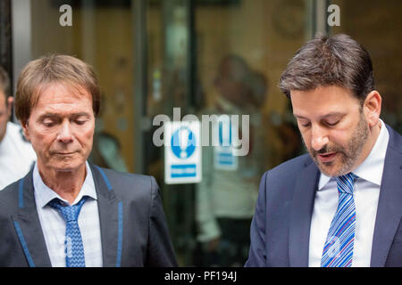 Sir Cliff Richard, ehemaliger Sänger, Blätter der Hohe Gerichtshof ein Urteil für Schäden, die aus der BBC nach einer Polizeirazzia in seinem Haus. Mit: Sir Cliff Richard Wo: London, England, Großbritannien Wann: 18 Aug 2018 Quelle: Wheatley/WANN Stockfoto