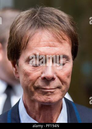 Sir Cliff Richard, ehemaliger Sänger, Blätter der Hohe Gerichtshof ein Urteil für Schäden, die aus der BBC nach einer Polizeirazzia in seinem Haus. Mit: Sir Cliff Richard Wo: London, England, Großbritannien Wann: 18 Aug 2018 Quelle: Wheatley/WANN Stockfoto