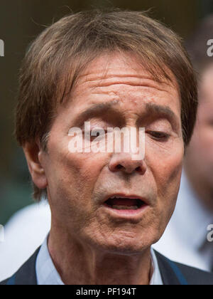 Sir Cliff Richard, ehemaliger Sänger, Blätter der Hohe Gerichtshof ein Urteil für Schäden, die aus der BBC nach einer Polizeirazzia in seinem Haus. Mit: Sir Cliff Richard Wo: London, England, Großbritannien Wann: 18 Aug 2018 Quelle: Wheatley/WANN Stockfoto