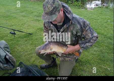 Karpfen angeln, Warwickshire, Großbritannien Stockfoto