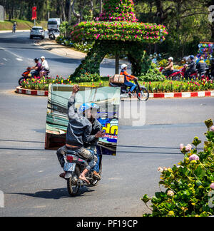 Motorrad in Dalat mit einem Spiegel und einer Rückspiegelung der Passagiere, die die Ladung hält. Stockfoto