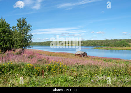 Blick von Pajala in Nordschweden über Torne Fluss an einem sonnigen Sommertag im August 2018 Stockfoto