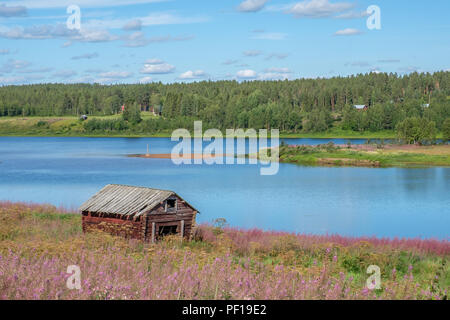 Blick von Pajala in Nordschweden über Torne Fluss an einem sonnigen Sommertag im August 2018 Stockfoto