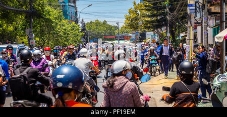Vollgepackt DaLat Strasse mit Motorrädern und Studenten wenn Schule heraus ermöglicht. Stockfoto
