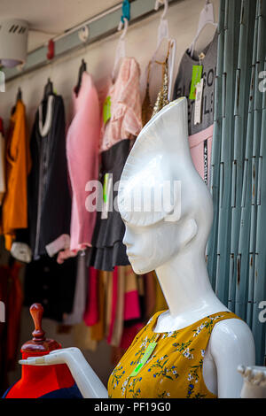 Schaufensterpuppe Kopf mit hohen top Kopf tragen Kleid, nur unten, an der Unterseite der Schultern in eine weibliche Kleidung Shop in Vietnam. Stockfoto