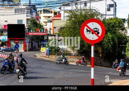 Kein Pferd oder Kutsche Straße rote Zeichen in Dalat Vietnam. Motorräder, Straßenkreuzungen und Gebäude im Hintergrund. Stockfoto