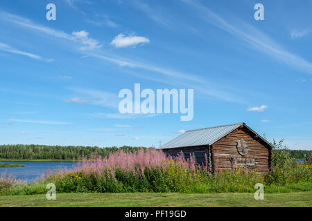 Blick von Pajala in Nordschweden über Torne Fluss an einem sonnigen Sommertag im August 2018 Stockfoto