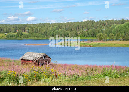 Blick von Pajala in Nordschweden über Torne Fluss an einem sonnigen Sommertag im August 2018 Stockfoto