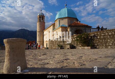 Sveti Juraj katholische Kirche auf der kleinen Insel in der Bucht von Kotor, Nahe Perast, Montenegro, Europa (ehemaliges Jugoslawien) Stockfoto