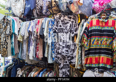 Tropische Männer Hemden auf Display auf dem Markt. Traditionelle Kleidung Stockfoto