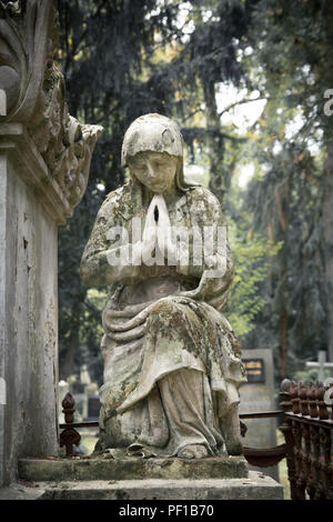 trauriges Denkmal auf dem Friedhof Stockfoto