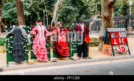 Sevilla, Spanien - 15. Juli 2018: Fotomotiv für Touristen in typischen Sevilla Flamenco kleider kleid, in der nähe der Plaza Espana Stockfoto