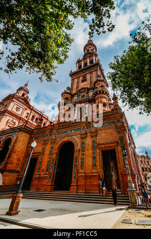 Sevilla, Spanien - 15. Juli 2018: Spanien Square, Plaza de Espana, in den öffentlichen Park Maria Luisa, in Sevilla. Es ist ein charakteristisches Beispiel für die Renaissa Stockfoto