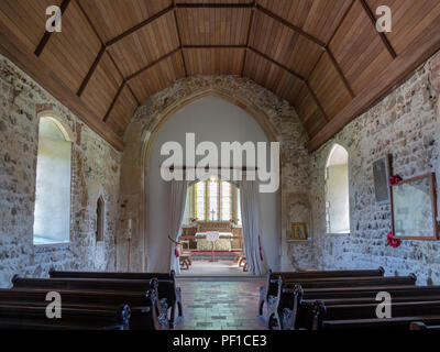 Innenraum von St. Botolph's Church Iken Suffolk, Gang zum Altar Stockfoto