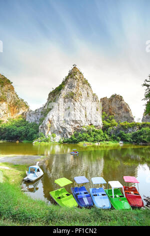 Schöne Stein Berg' Khao Ngu Stone Park' in Ratchaburi, Thailand. Stockfoto