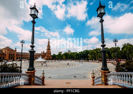 Sevilla, Spanien - 15. Juli 2018: Spanien Square, Plaza de Espana, in den öffentlichen Park Maria Luisa, in Sevilla. Es ist ein charakteristisches Beispiel für die Renaissa Stockfoto