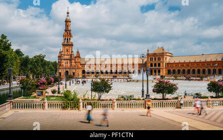 Sevilla, Spanien - 15. Juli 2018: Spanien Square, Plaza de Espana, in den öffentlichen Park Maria Luisa, in Sevilla. Es ist ein charakteristisches Beispiel für die Renaissa Stockfoto