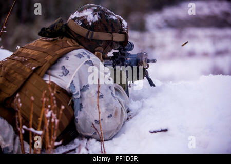 Us Marine Corps Pfc. Anderson Gonzales, India Company, 3rd Battalion, 2nd Marine Regiment, 2nd Marine Division, führt ein Trupp Angriff bohren als Teil der Übung kalt Antwort 16 auf dem Bereich U-3, Frigård, Norwegen, Jan. 23, 2016. CR 16 ist eine norwegische Invitational zuvor geplante Übung, die rund 16.000 Soldaten aus 12 NATO- und Partnerstaaten. (U.S. Marine Corps Foto von Cpl. Rebecca Floto, 2D MARDIV bekämpfen Kamera/Freigegeben) Stockfoto