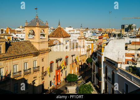 Sevilla, Spanien - 15. Juli 2018: Niedrige Panoramablick auf die Skyline von Sevilla, Andalusien Spanien Stockfoto