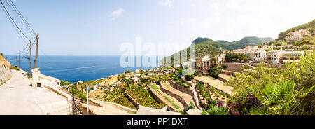 Landschaft und historische Dorf gegen den blauen Himmel und Meer auf Mallorca Stockfoto