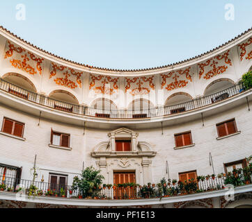 Sevilla, Spanien - 15. Juli 2018: Architektur am Plaza del Cabildo, Sevilla, Spanien, berühmt für seinen wöchentlichen Flohmarkt Stockfoto