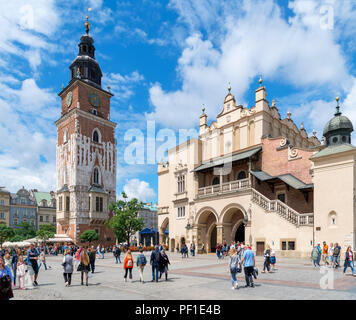 Krakauer Altstadt. Rathaus turm (Wieża ratuszowa) und Tuchhallen (Sukiennice) auf dem Marktplatz (Rynek Główny), Kraków, Polen Stockfoto