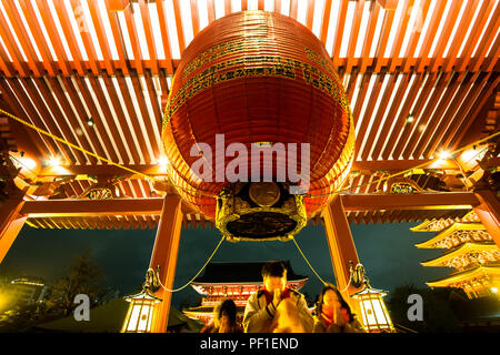 Defokussierten von Menschen beten in Asakusa Tempel im Neuen Jahr Festival, gesund, wohlhabend und gut für das Leben. Stockfoto