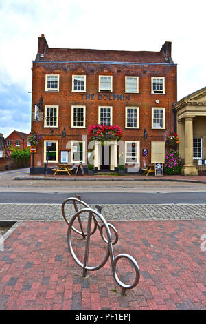 Die Dolphin Hotel ist ein seit langem etabliertes Georgianischen Gebäude, im historischen Dorf Botley gelegen. Ein modernes, stilvolles Bike stehen im Vordergrund. Stockfoto