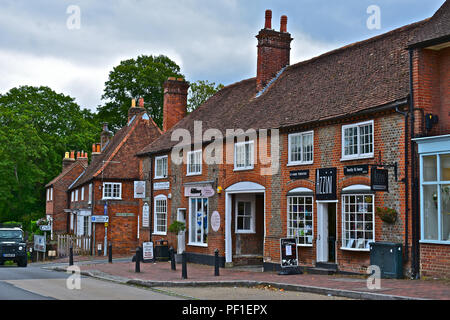 Eine hübsche Reihe der traditionellen Geschäfte und Büros in einem terrassenförmigen Gebäude an der Hauptstraße durch das Dorf Botley, Southampton, Hampshire Stockfoto