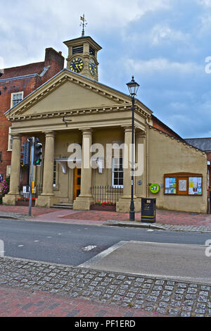 Die attraktive alte Markthalle ist ein Denkmalgeschütztes Gebäude auf der Hauptstraße, die durch das historische Dorf Botley, Southampton, Hampshire gelegen Stockfoto