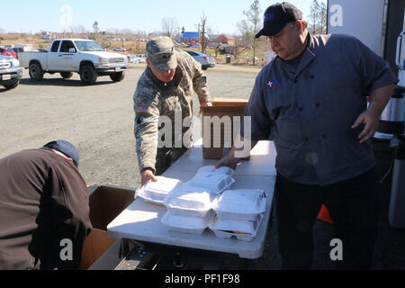 Am 28. Februar 2016 leisteten Soldaten der Virginia National Guard des 276th Engineer Battalion, 91st Truppe Command, und des 116th Special Trupps Battalion, 116th Infantry Brigade Combat Team Hilfe im Appomattox County, Virginia, nachdem Unwetter große Schäden angerichtet hatten. Soldaten entfernten Trümmer mit Kettensägen, führten Gesundheits- und Wohlfahrtsprüfungen durch und halfen bei der Lieferung von Nahrung und Wasser und unterstützten lokale, staatliche, bundesstaatliche und freiwillige Notfallmaßnahmen und Rettungseinsätze. Stockfoto