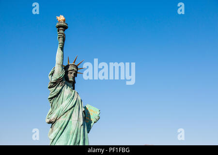 Lady Liberty nebeneinander stehen gegen Rainbow Bridge in Tokio, Odaiba in Japan Stockfoto