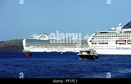 Crown Princess und P&O Ozeanien, Santorini, Griechenland: 18. Juli - Kreuzfahrtschiff vor Anker in Santorini Stockfoto