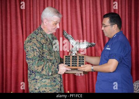 Hintere Adm. Vincent Atkins, Commander, 14 Coast Guard Bezirk, über den Adler zu Generalleutnant John toolan, Commander, Marine Corps Forces, Pazifik, während einer Feierstunde im Camp Smith, Hawaii, Feb 29, 2016. Durch die Übergabe der Adler, Generalleutnant Toolan übernimmt die Verantwortung und Führung für das Ansammeln der Beteiligung im Jahr 2016 Kombinierte Bund-Kampagne. (U.S. Coast Guard Foto von Petty Officer 2. Klasse Melissa E. McKenzie/Freigegeben) Stockfoto