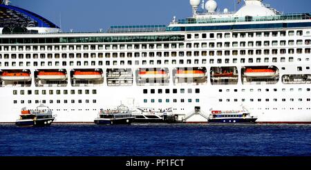 Crown Princess, Santorini, Griechenland: 18. Juli - Kreuzfahrtschiff vor Anker in Santorini Stockfoto