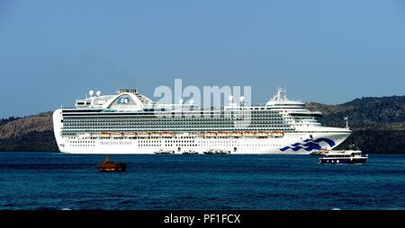 Crown Princess, Santorini, Griechenland: 18. Juli - Kreuzfahrtschiff vor Anker in Santorini Stockfoto