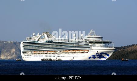 Crown Princess, Santorini, Griechenland: 18. Juli - Kreuzfahrtschiff vor Anker in Santorini Stockfoto