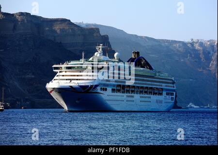 P&O Ozeanien, Santorini, Griechenland: 18. Juli - Kreuzfahrtschiff vor Anker in Santorini Stockfoto