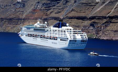 P&O Ozeanien, Santorini, Griechenland: 18. Juli - Kreuzfahrtschiff vor Anker in Santorini Stockfoto