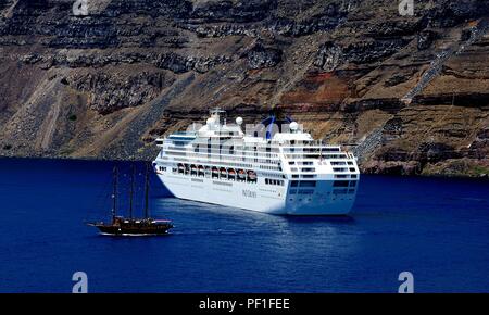 P&O Ozeanien, Santorini, Griechenland: 18. Juli - Kreuzfahrtschiff vor Anker in Santorini Stockfoto