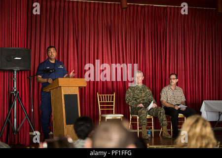 U.S. Coast Guard hinten Adm. Vincent Atkins, Commander mit der U.S. Coast Guard 14. Bezirk, spricht während der Hawaii - Pazifik kombiniert Bundestagswahlkampf (CFC) Anerkennung Zeremonie auf Lager H. M. Smith, Hawaii, Jan. 29, 2016. Die Mission der CFC ist Philanthropie und alle Mitarbeiter die Möglichkeit, die Lebensqualität für alle zu verbessern. (U.S. Marine Corps Combat Kamera Foto von Lance Cpl. Miguel A. Rosales/Freigegeben) Stockfoto