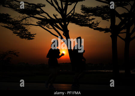 Silhouette Paar zusammen trainieren Joggen im Park Stockfoto
